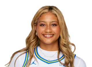 Sienna Betts headshot